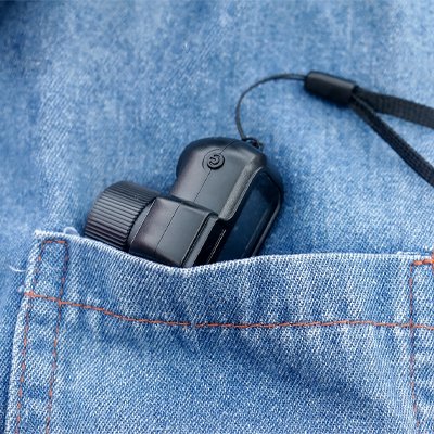 caméra de chasse dans la poche d une personne