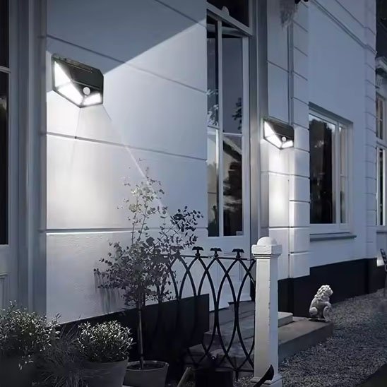 éclairage extérieur solaire puissant avec détecteur de mouvement, il éclaire sur le mur près de la porte d'entrer et la clôture