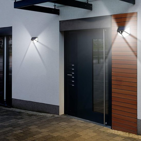 éclairage extérieur solaire puissant avec détecteur de mouvement, il éclaire sur le mur près de la porte