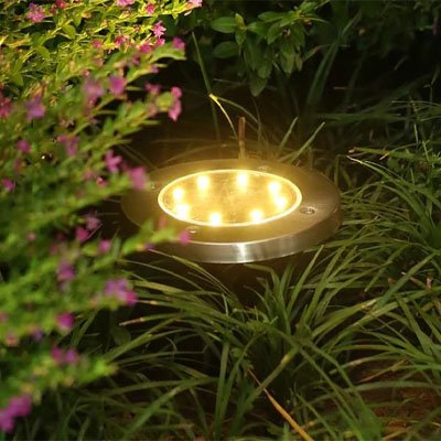 Eclairage solaire exterieur dans les feuillages